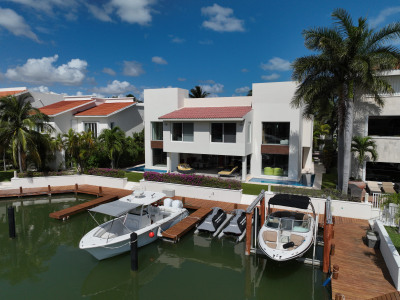 SPECTACULAR, LUXURY AND SPACIOUS RESIDENCE IN FRONT OF THE MARINA